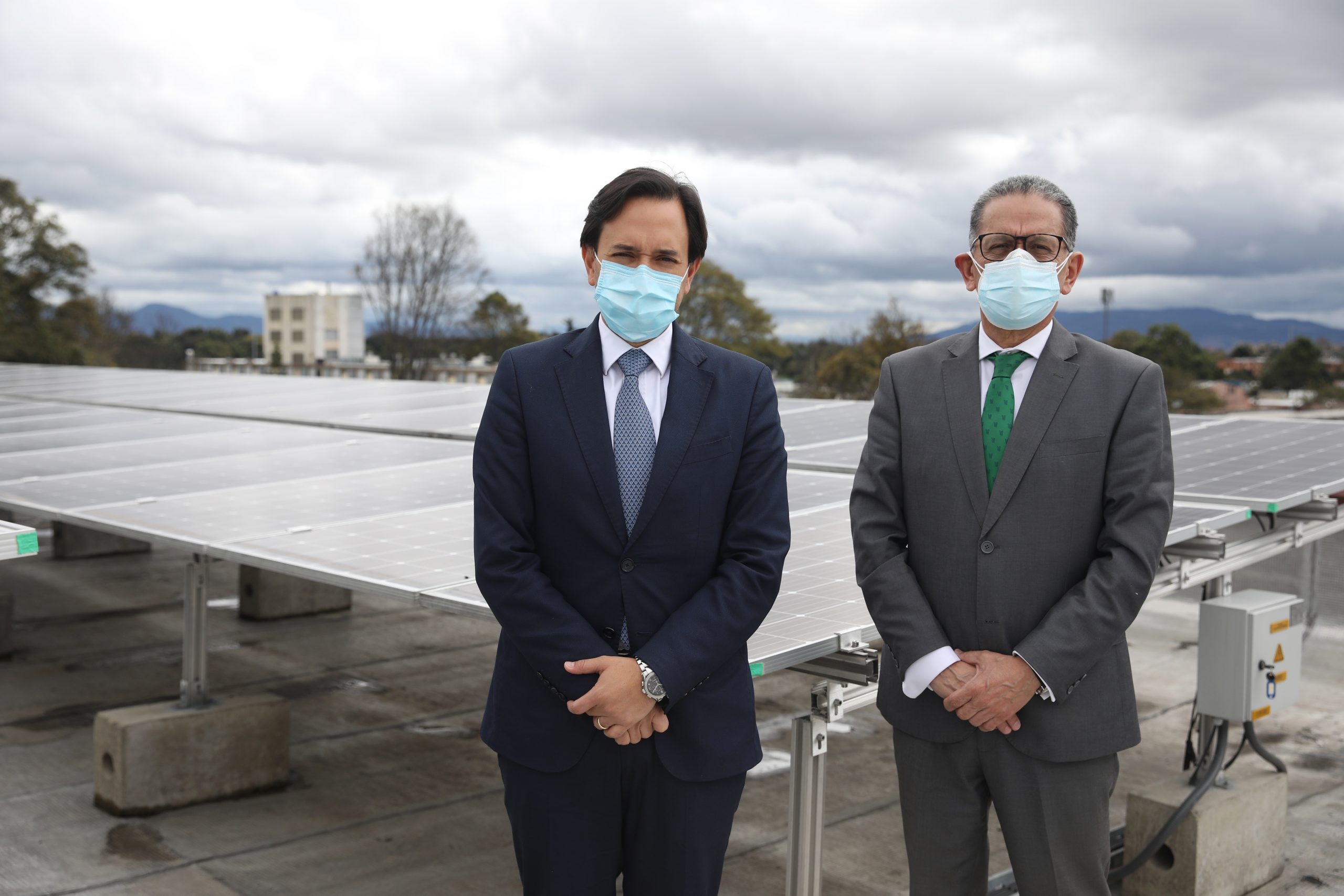 De izquierda a derecha: Ministro de Energía de Colombia, Diego Mesa Puyo y el Ministro, Juan Carlos Bermeo Calderón.